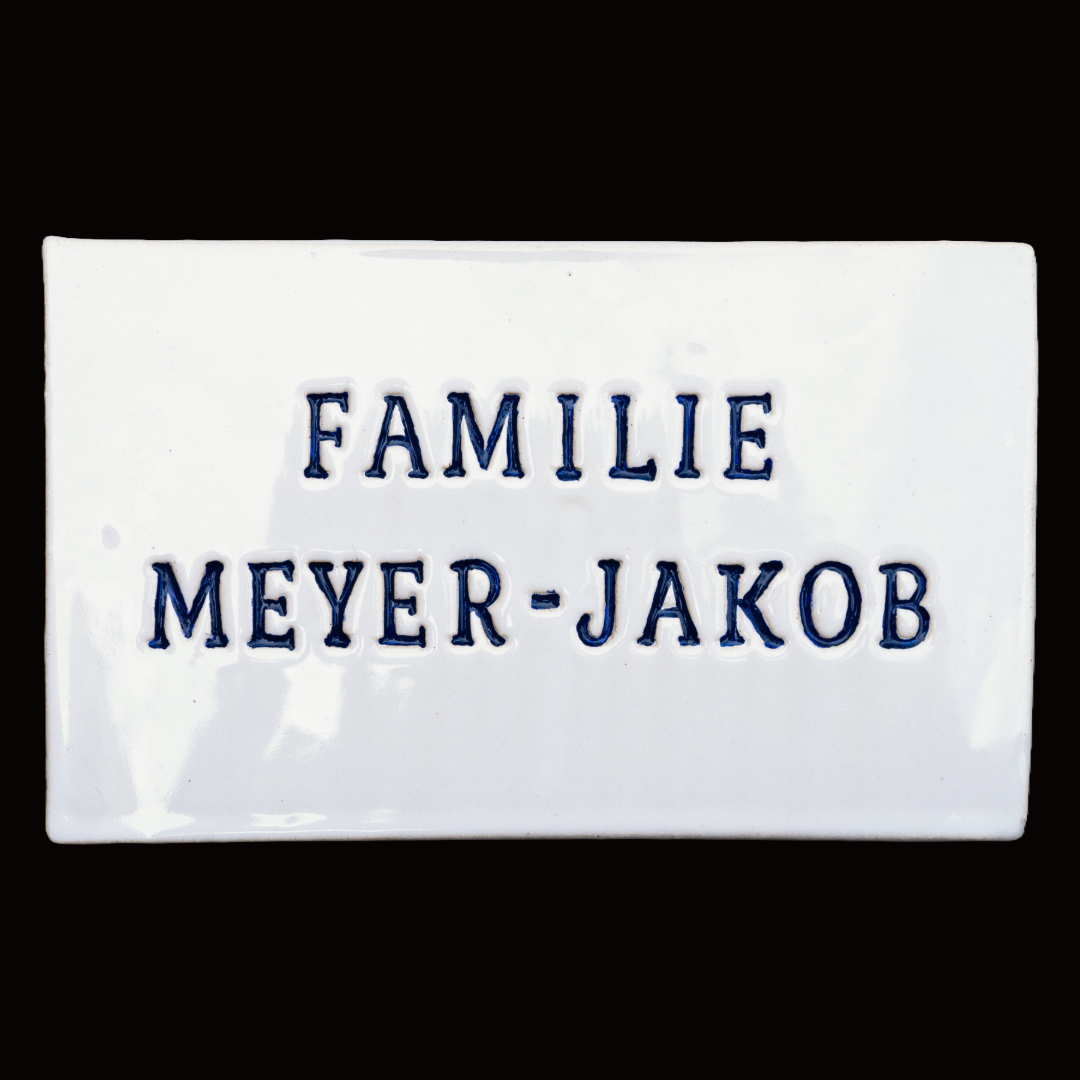 Weißes rechteckiges Keramik-Namensschild mit dunkelblauer Gravur Familie Meyer-Jakob