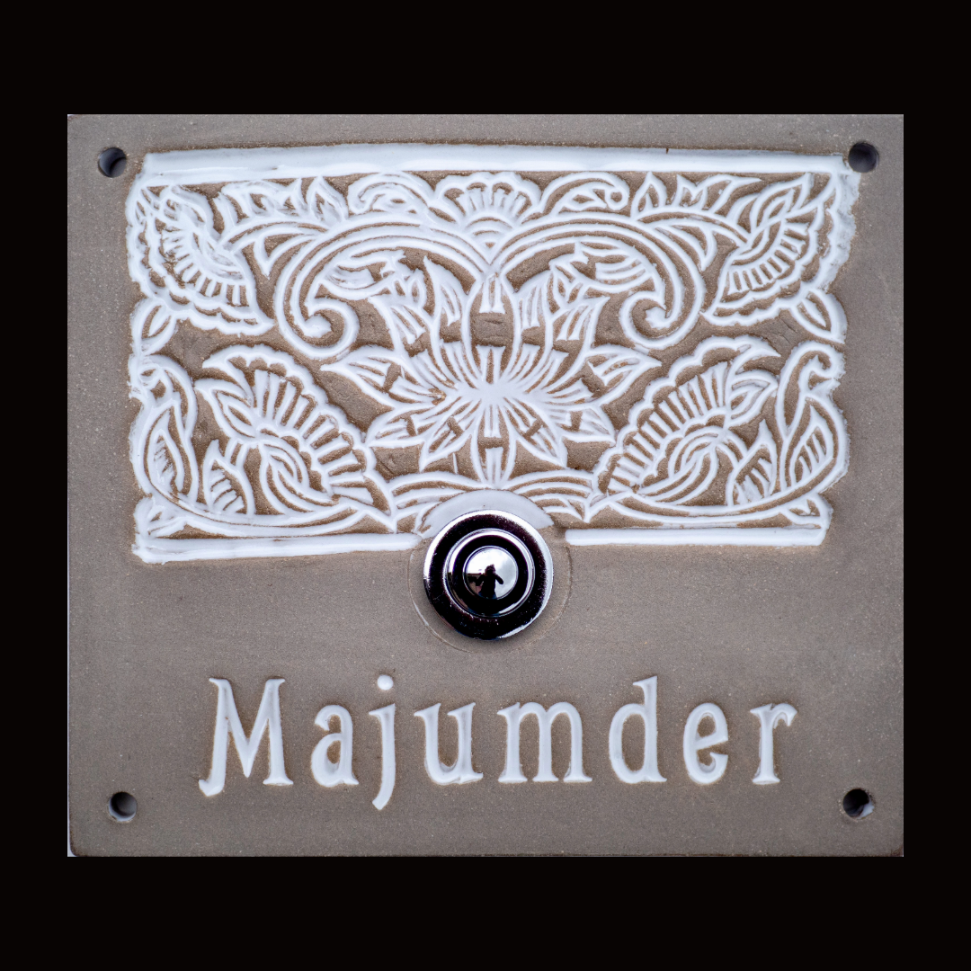 Keramik-Türklingel mit floraler Reliefverzierung und personalisierbarem Namensfeld