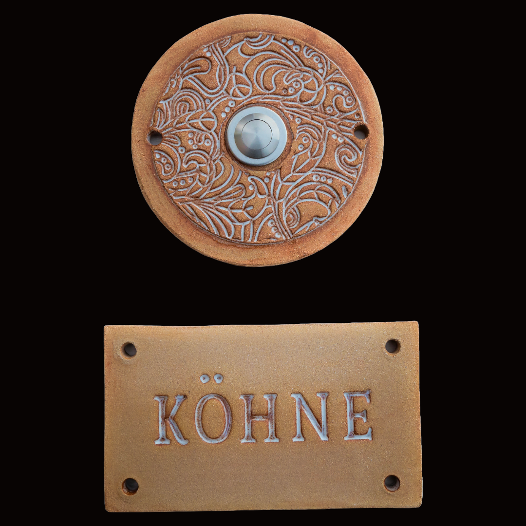 Handgefertigte Keramik-Türklingel in warmem Terrakotta mit kunstvollem Gravurmuster. Der silberne Klingelknopf und der eingravierte Name Köhne in weißer Schrift verleihen Ihrem Eingangsbereich eine edle und persönliche Note.