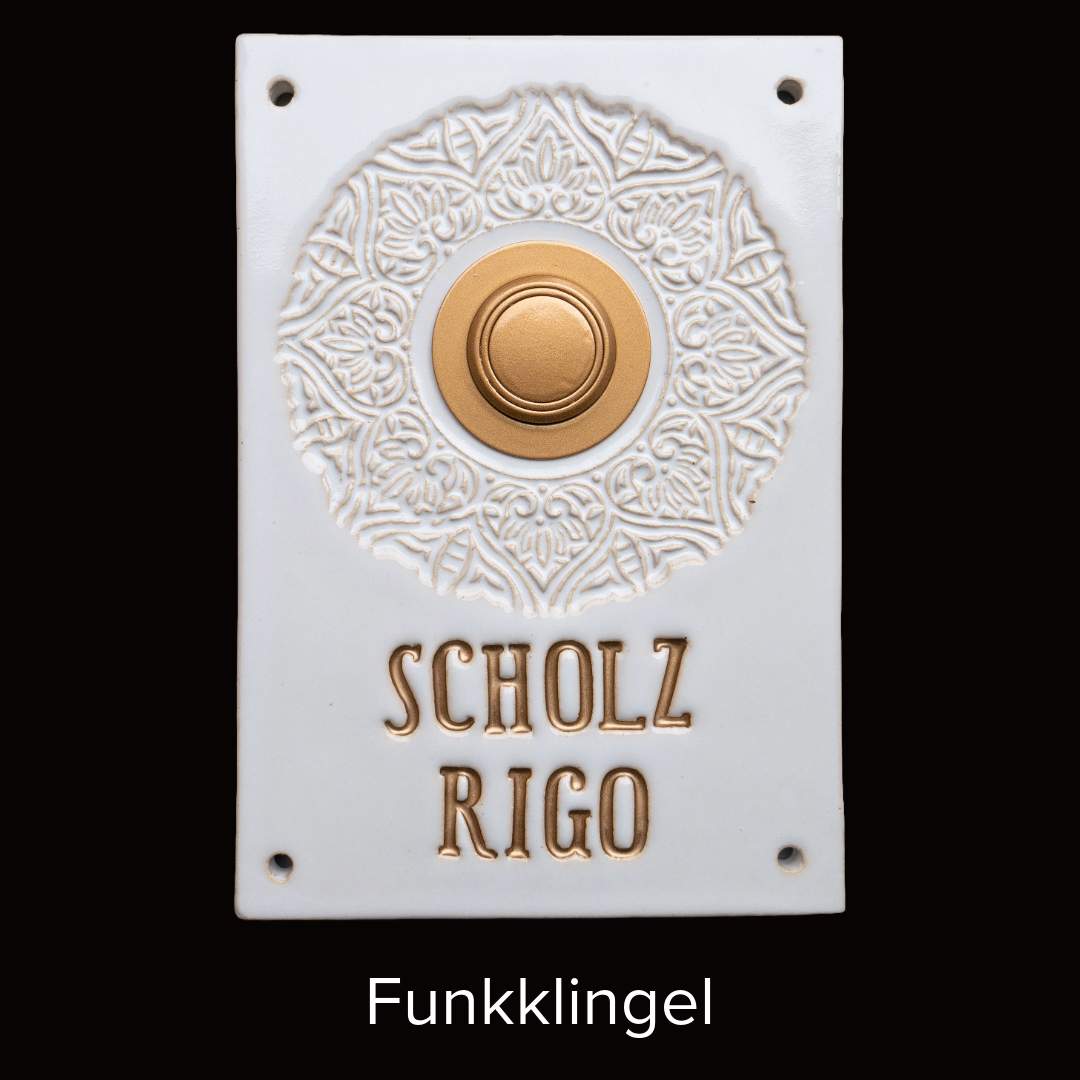 Rechteckige weiße Keramikklingel mit goldenem Knopf, verziertem Mandala-Muster und graviertem Namen 'Scholz Rigo'