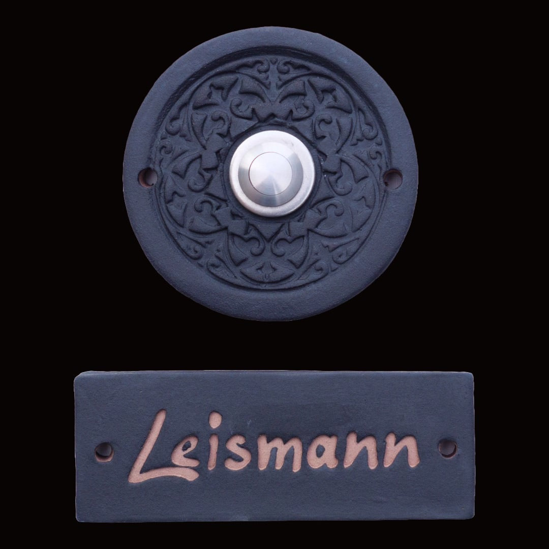 Handgefertigtes Türschild-Set aus Keramik: Runde Türklingel mit Ornamentmuster und silbernem Knopf, kombiniert mit passendem Namensschild in Anthrazit mit Gravur. Ein elegantes Highlight für den Eingangsbereich