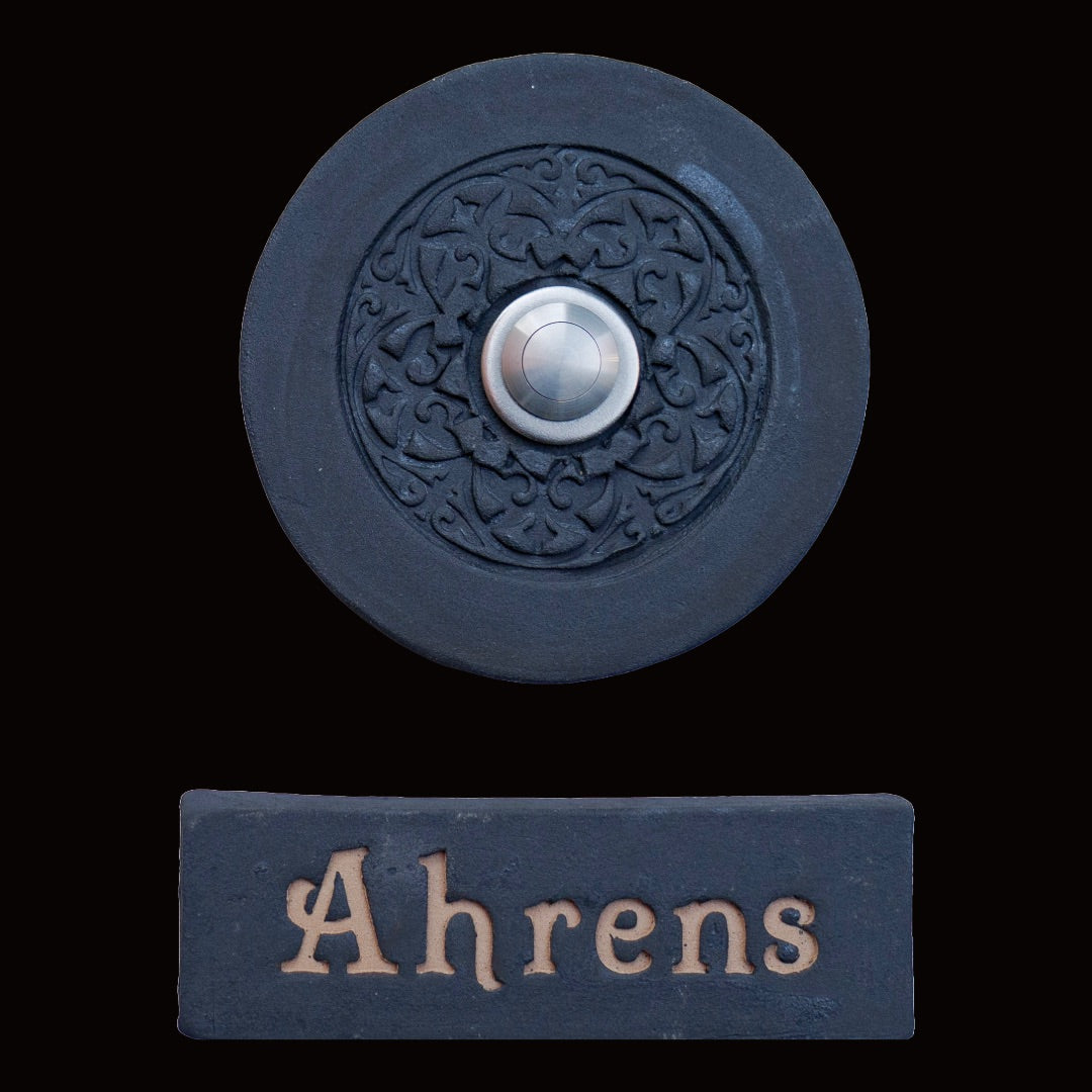 Handgefertigtes Türschild-Set aus Keramik: Runde Türklingel mit Ornamentmuster und silbernem Knopf, kombiniert mit passendem Namensschild in Anthrazit mit Gravur. Ein elegantes Highlight für den Eingangsbereich