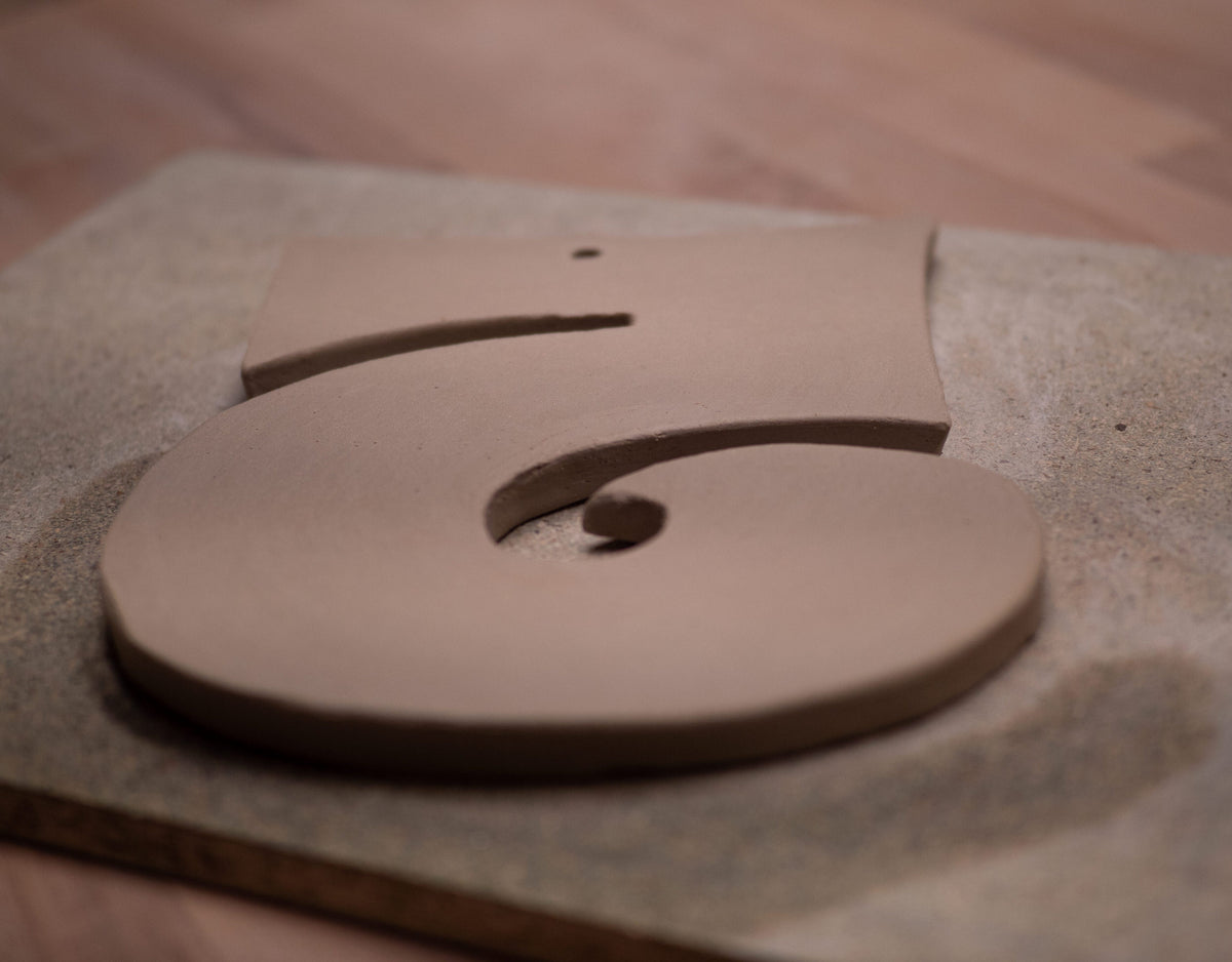 Keramik-Hausnummer 5 aus Ton, unbehandelt, in geschwungener Form