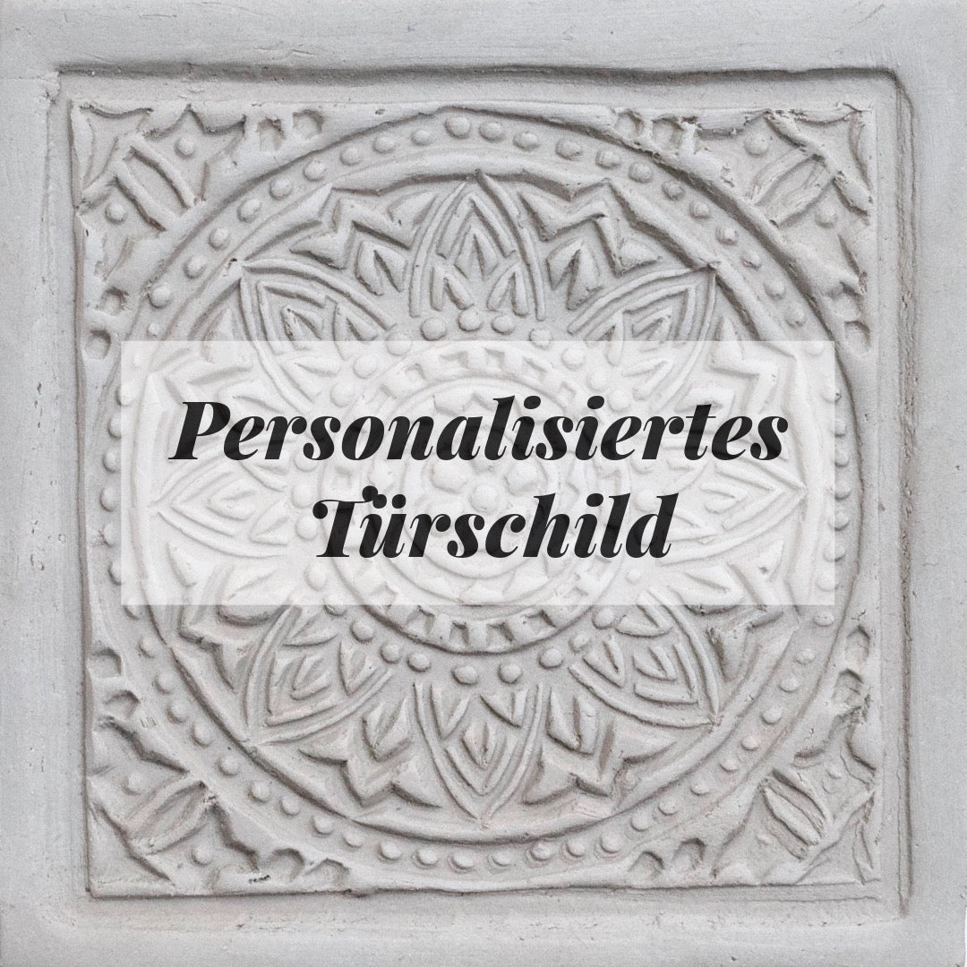Elegantes, handgefertigtes Türschild aus Keramik mit feinem Reliefmuster. Individuell personalisierbar mit Ihrem Namen, Ihrer Hausnummer oder einem Wunschtext. Eine besondere Art, Gäste zu begrüßen und Ihrem Eingangsbereich Charakter zu verleihen. Wetterfest und langlebig.