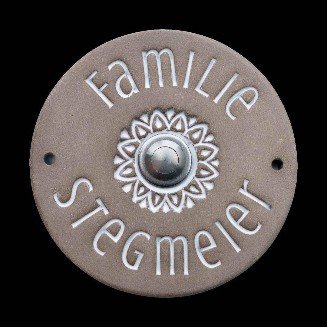 Handgefertigtes rundes Keramik-Namensschild Grau/Weiß– Personalisierbares Haustürschild mit Ornamentring, ca. 14 cm