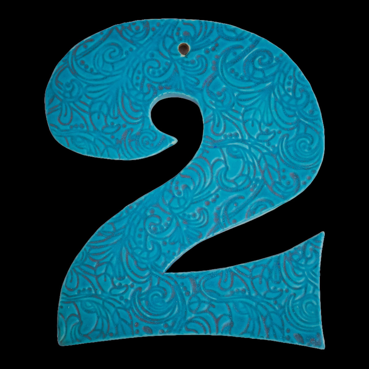 Handgefertigte Keramik-Hausnummer „2“ mit kunstvollem weißen Muster auf blauem Hintergrund.
