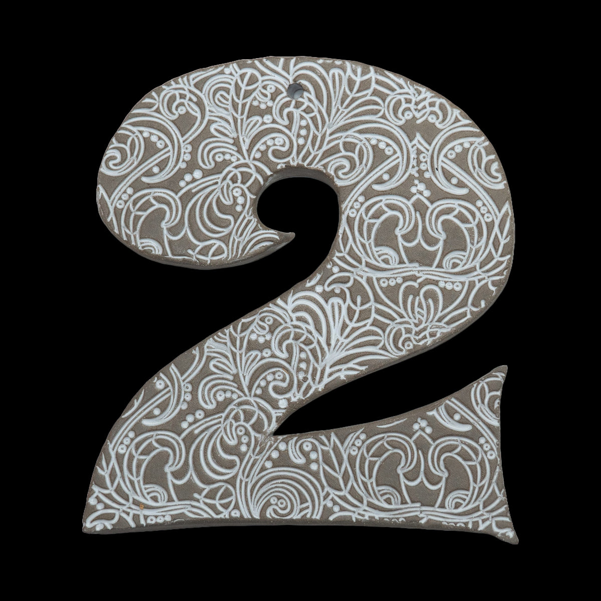 Handgefertigte Keramik-Hausnummer „2“ in Türkisblau mit geprägten dekorativen Wirbelmustern.
