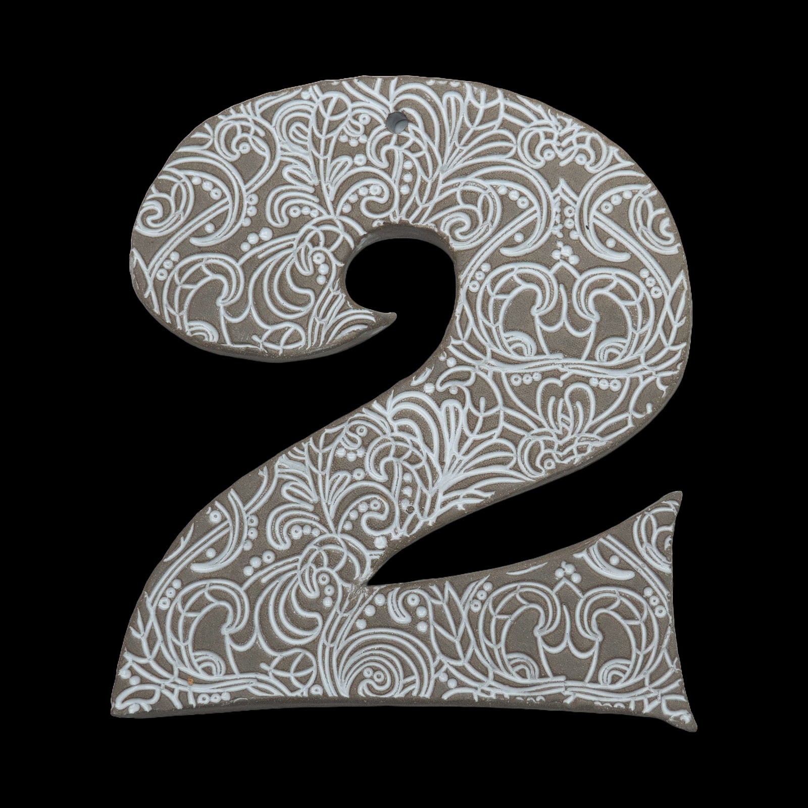 Handgefertigte Keramik-Hausnummer „2“ in Türkisblau mit geprägten dekorativen Wirbelmustern.