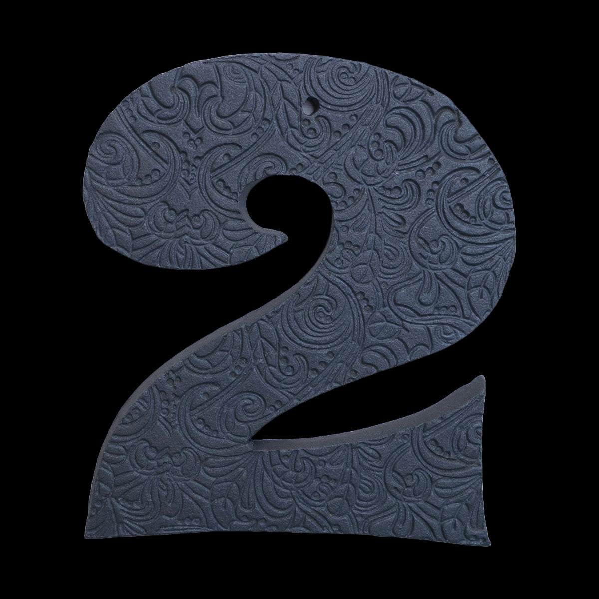 Handgefertigte Keramik-Hausnummer „2“ in Dunkelblau mit geprägten dekorativen Wirbelmustern.