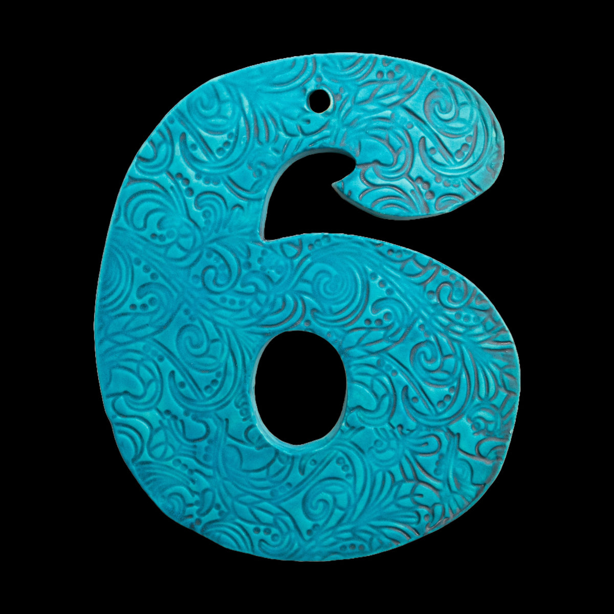 Handgefertigte Keramik-Hausnummer „6“ in Türkisblau mit kunstvoll eingravierten Wirbelmustern