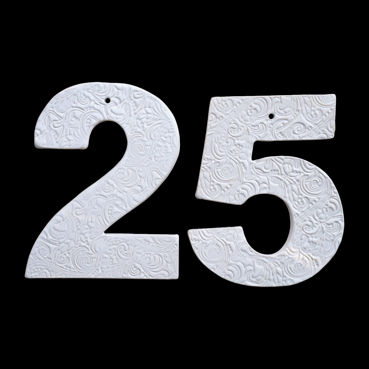 Set aus handgefertigten Keramik-Hausnummern „2“ und „5“ in Weiß mit geprägten dekorativen Wirbelmustern.