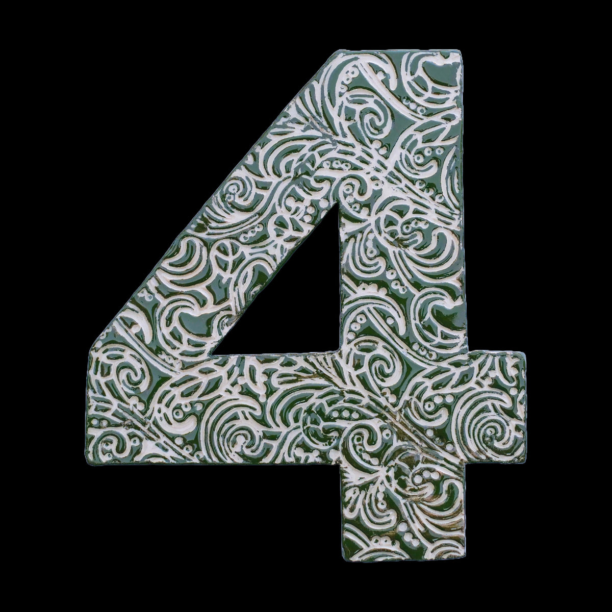 Handgefertigte Keramik-Hausnummer „4“ in Dunkelgrün mit beigefarbenen Ornamentmustern, vor schwarzem Hintergrund dargestellt.