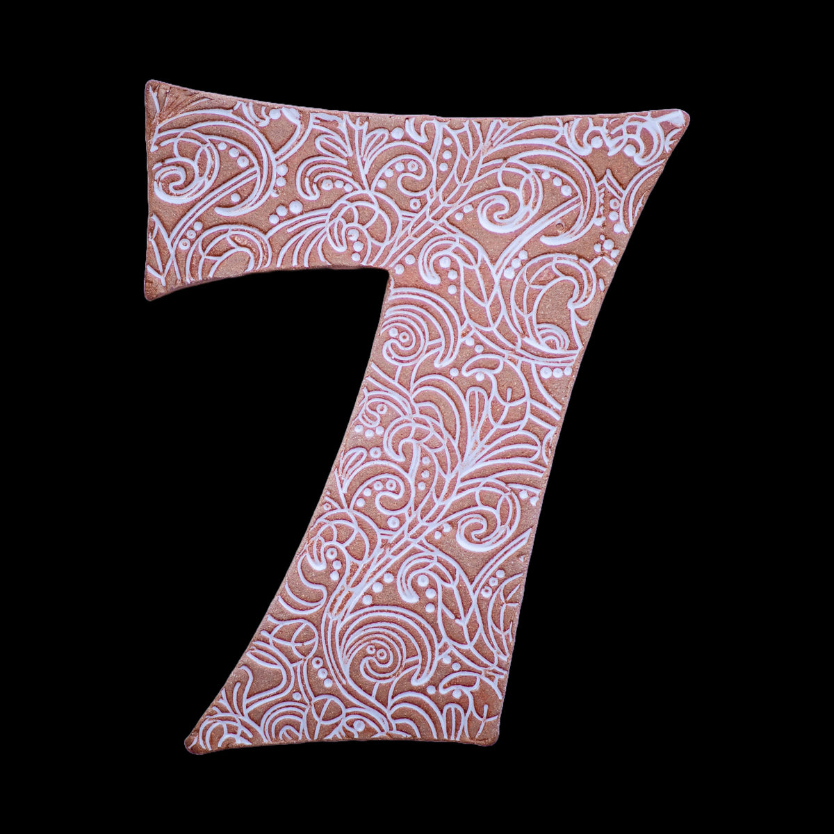 Handgefertigte Keramik-Hausnummer „7“ mit kunstvollem weißen Muster auf terrakottafarbenem Hintergrund.