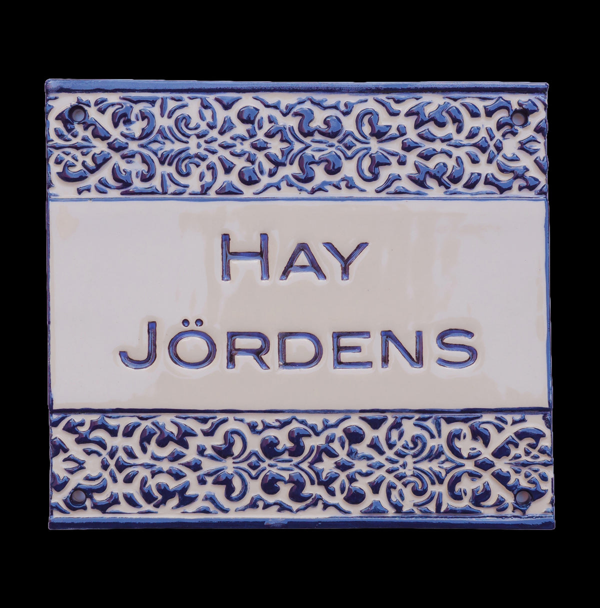 Handgefertigtes Keramikschild mit blauem Ziermuster und individueller Beschriftung. Elegantes Design für Haus oder Garten