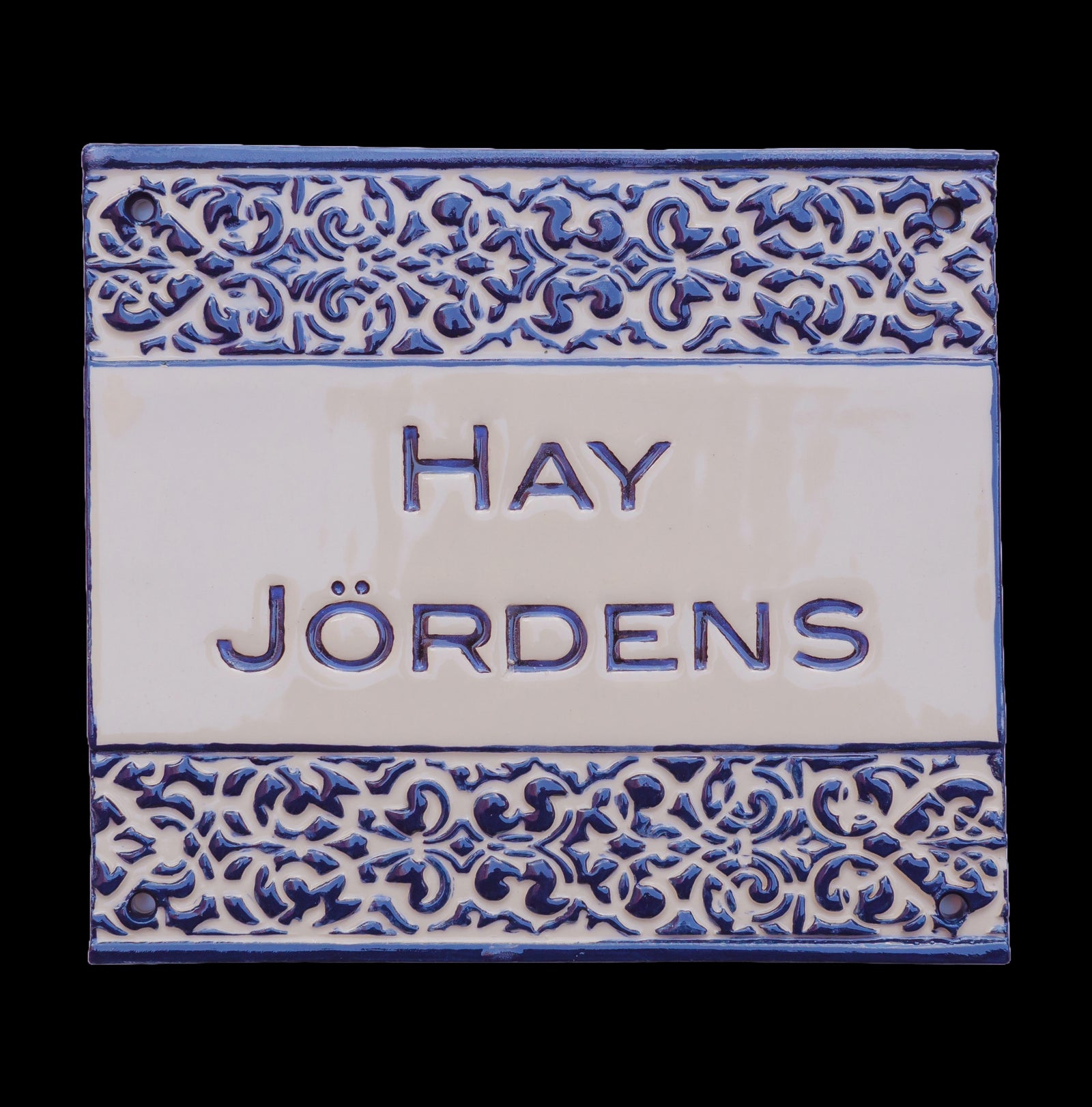 Handgefertigtes Keramikschild mit blauem Ziermuster und individueller Beschriftung. Elegantes Design für Haus oder Garten