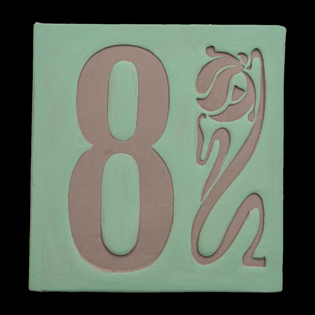Handgemachte Hausnummer Tafel aus Keramik mit Baum-Motiv – personalisierbar, wetterfest