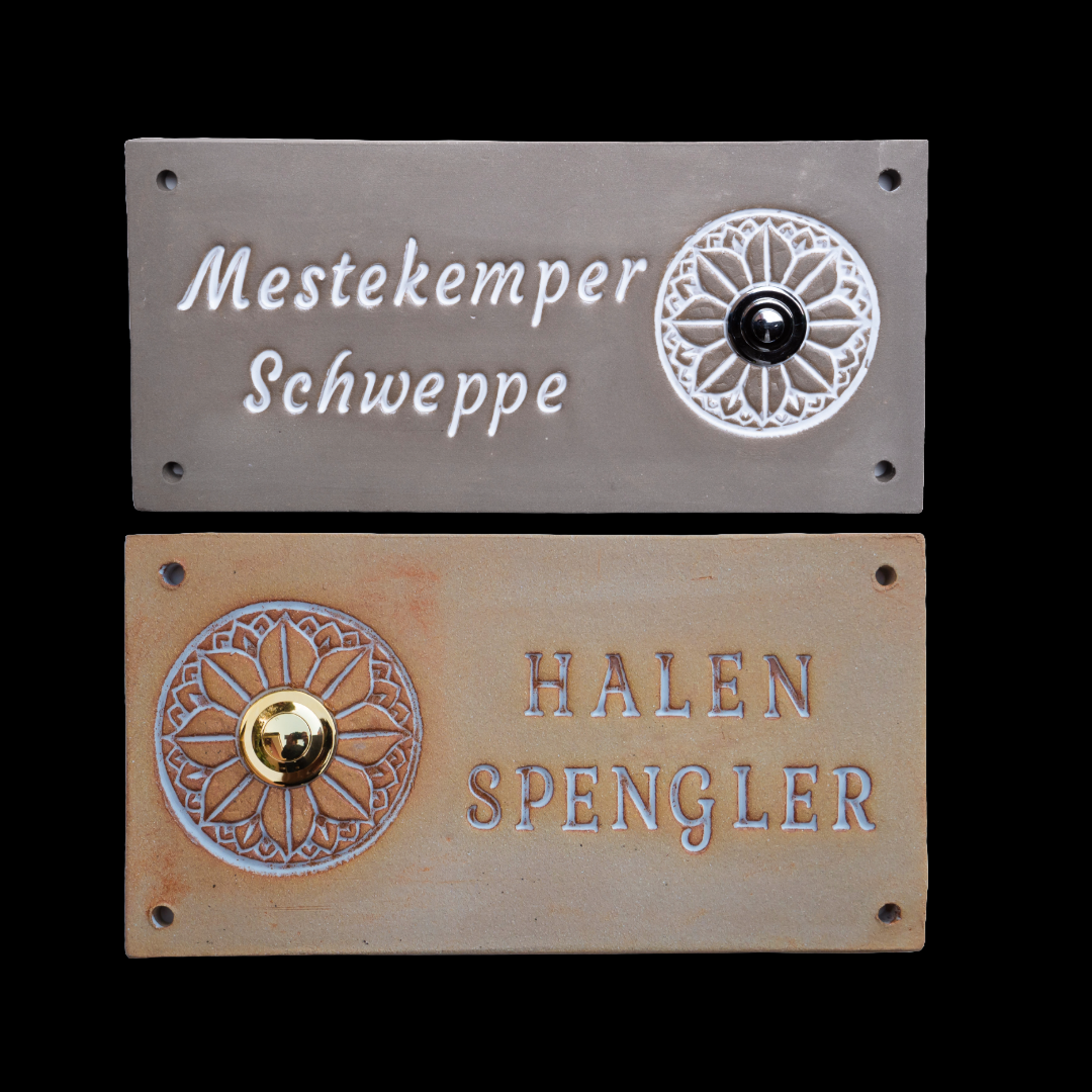 Rechteckiges graues Keramik-Türschild mit weißem Blumenornament, schwarzem Klingelknopf und Namen Mestekemper SchweppeRechteckiges beiges Keramik-Türschild mit Blumenornament, goldenem Klingelknopf und Namen Halen Spengler