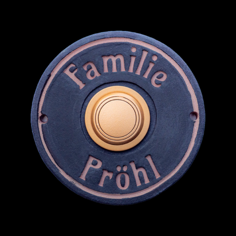 Elegante Funkklingel aus Keramik mit graviertem Familiennamen und goldenem Knopf – handgefertigt und wetterfes