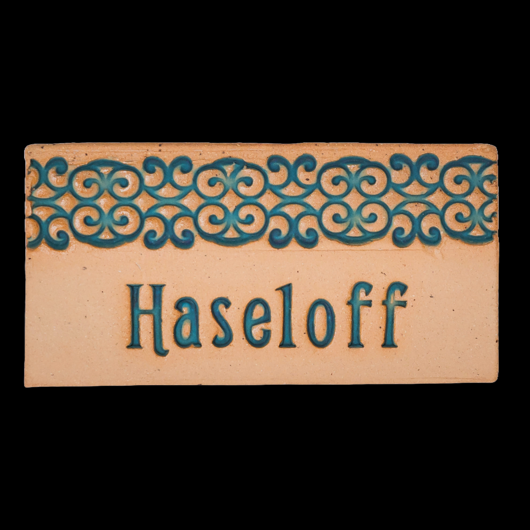 Handgefertigtes Keramikschild mit der Aufschrift Haseloff und dekorativem türkisfarbenem Rand