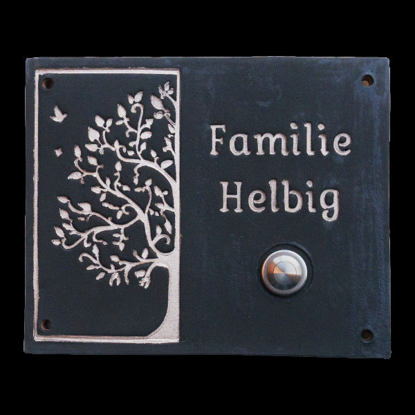 Schwarze Keramik-Klingelplatte mit silberner Baumgravur, Aufschrift 'Familie Helbig' und rundem Metallknopf."