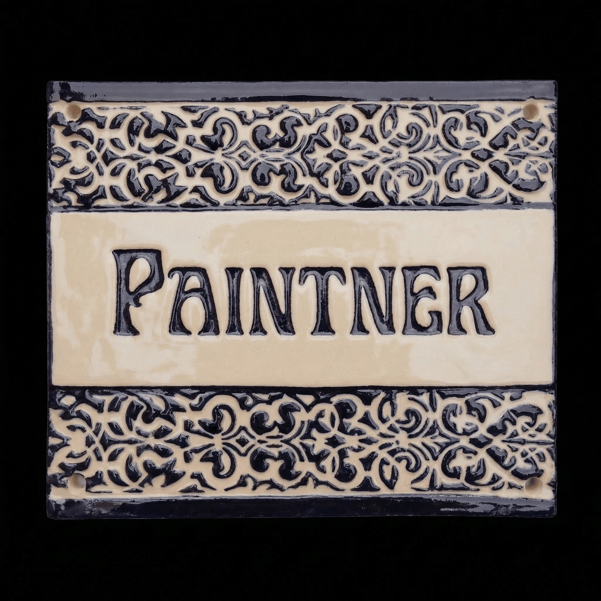 Auffallendes Türschild aus Keramik mit zwei Muster Borten und individuellem Namenszug - Keramikwerkstatt Johanna Brückner