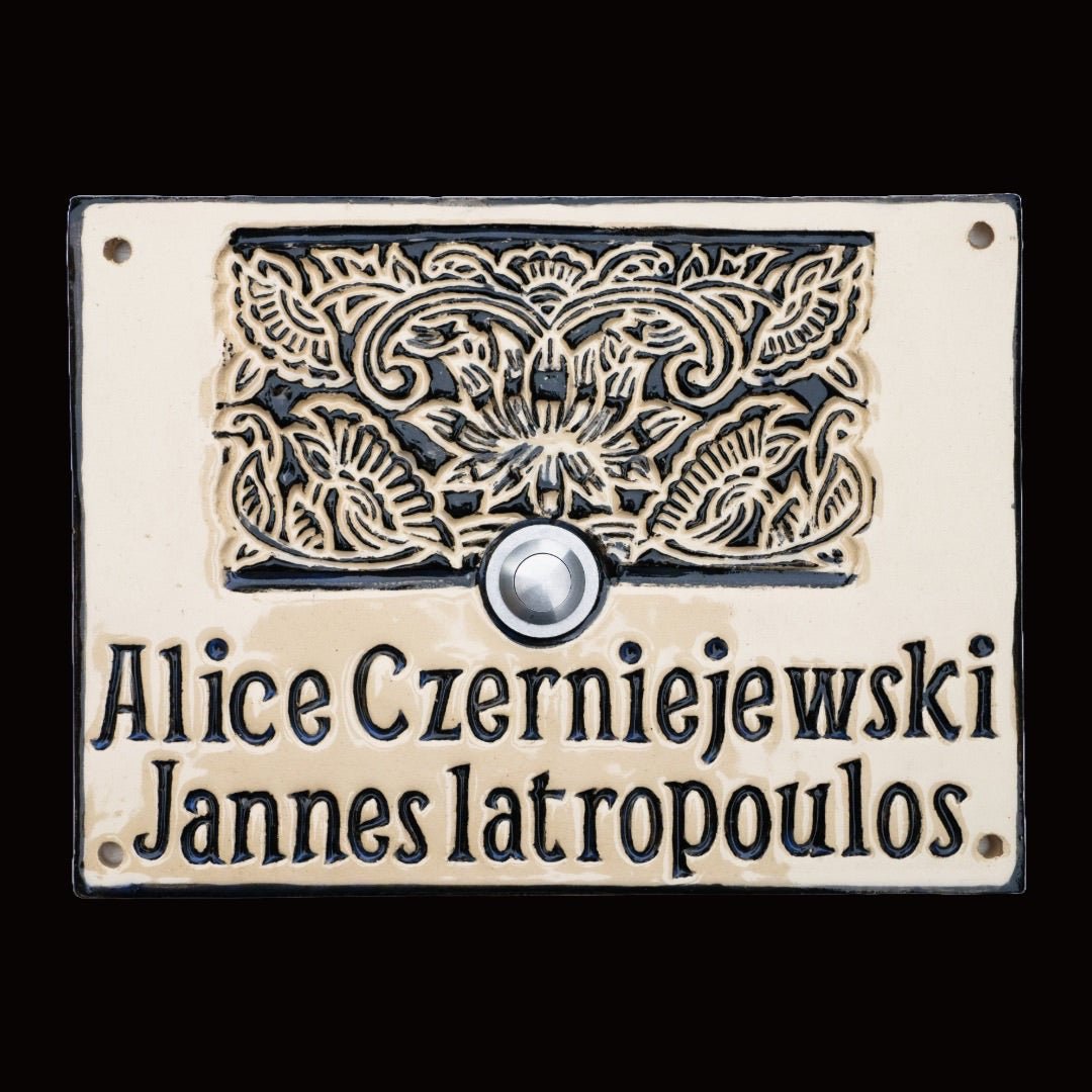 Ausgefallenes Türschild aus Keramik mit Lilienmuster