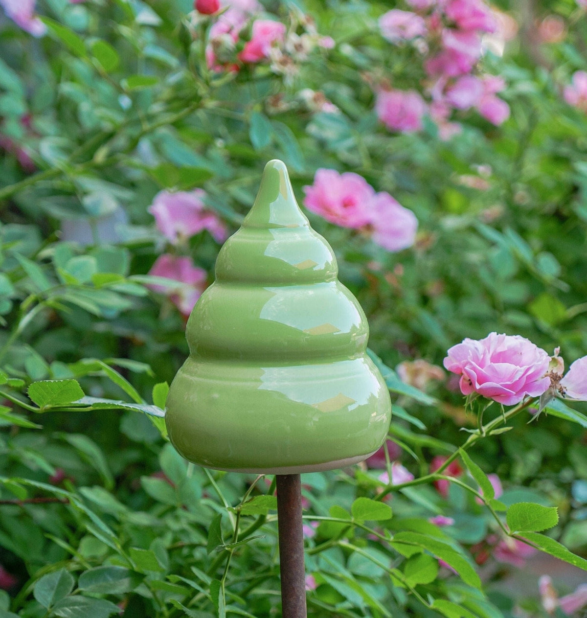 Beetstecker, Pfostenhocke, Blickfang im Garten aus Keramik, h ca 12cm , Öffnung unten 2 - 3 cm, Grün - Keramikwerkstatt Johanna Brückner