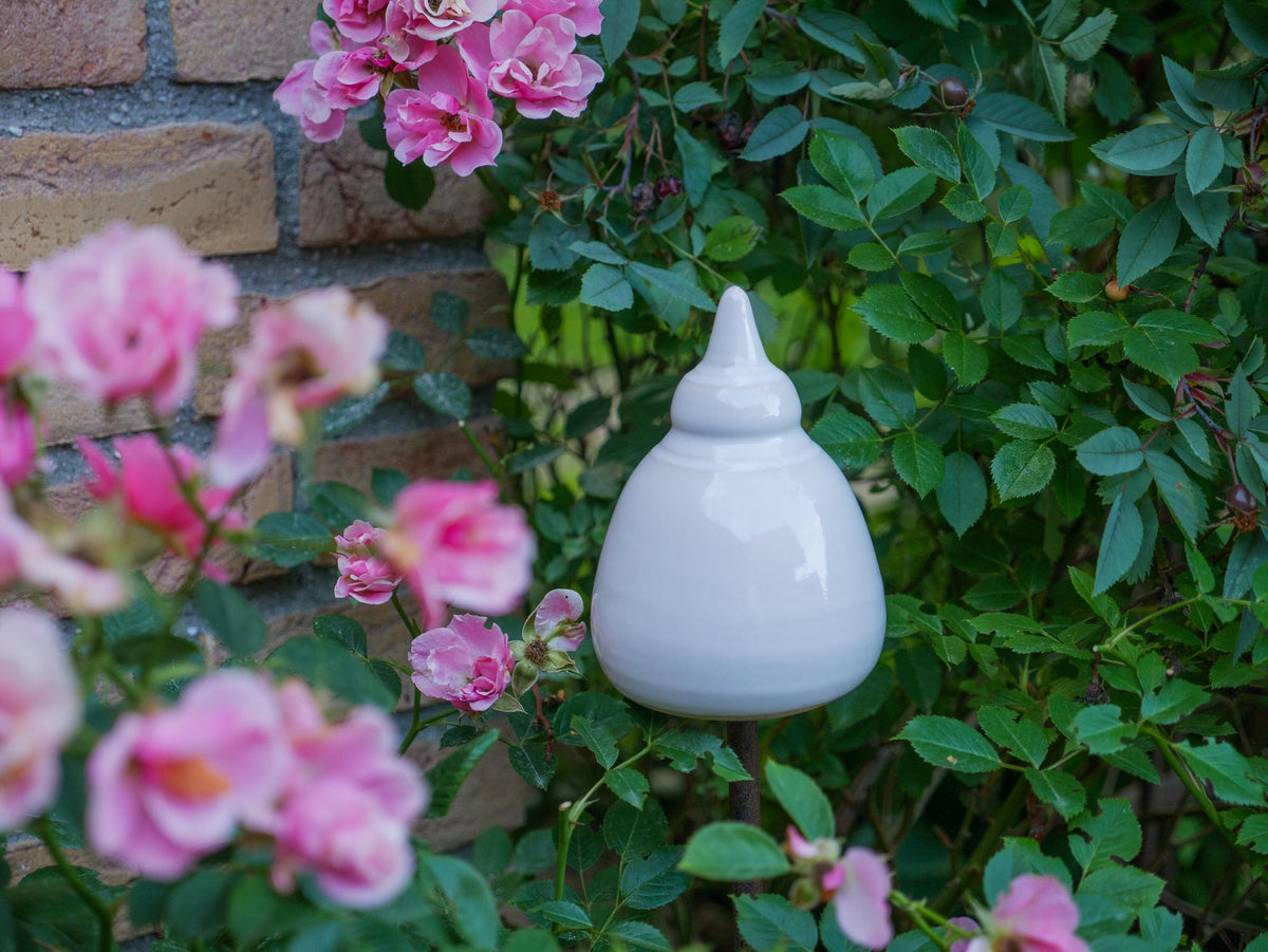 Elegante handgefertigte Gartenstele aus Keramik mit klassischer weißer Glasur. Ideal als dekoratives Highlight für Beete, Rabatten oder Gartenwege. Frostfest und langlebig.