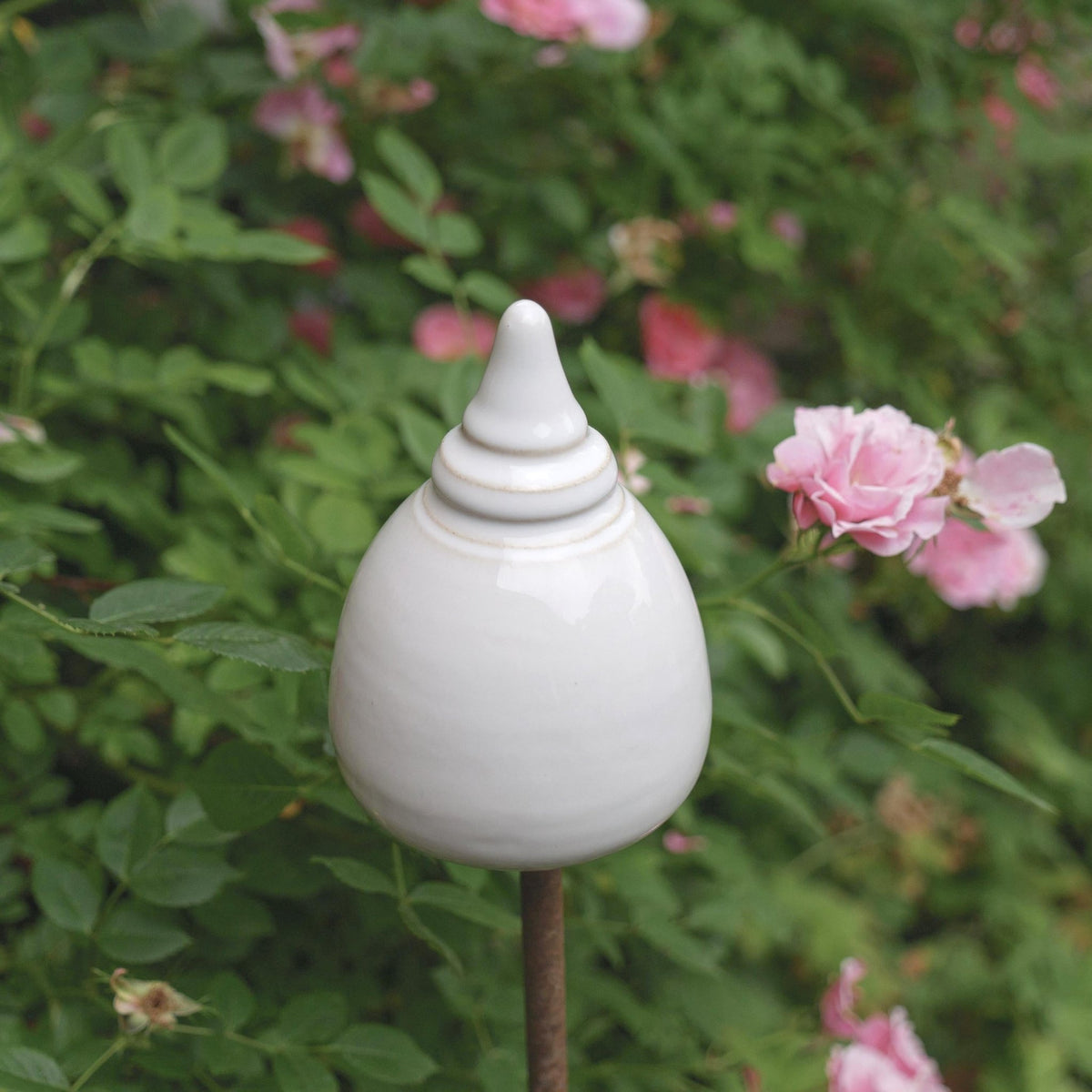 Elegante handgefertigte Gartenstele aus Keramik mit klassischer weißer Glasur. Ideal als dekoratives Highlight für Beete, Rabatten oder Gartenwege. Frostfest und langlebig.