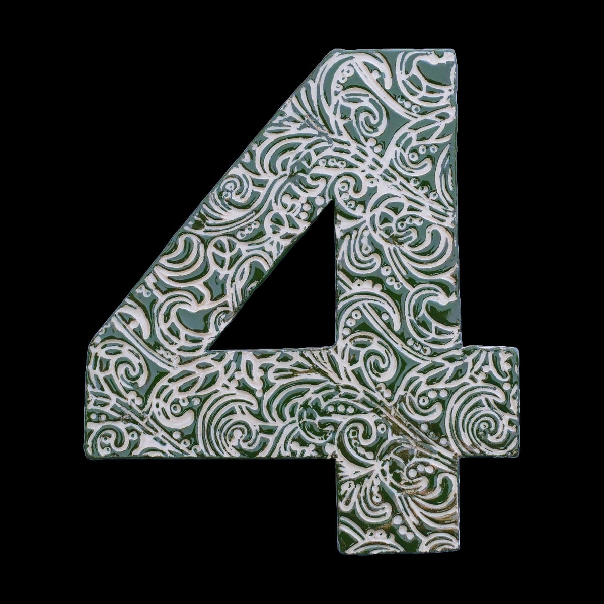 Handgefertigte Keramik-Hausnummer „4“ in Dunkelgrün mit beigefarbenen Ornamentmustern, vor schwarzem Hintergrund dargestellt.