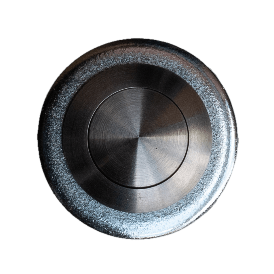 Runde Metallscheibe mit gebürsteter Stahloberfläche und konzentrischem Kreisdesign, freigestellt auf transparentem Hintergrund.