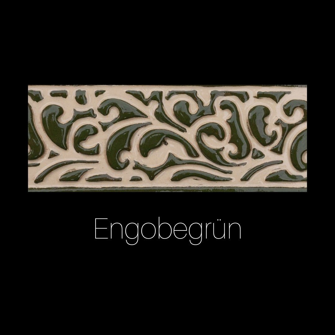 Handgefertigte Keramikfliese mit Blumen- und Rankenrelief, ausgefüllt mit glänzendem rotem Engobe auf cremeweißer Oberfläche. Dekorativ und ornamental