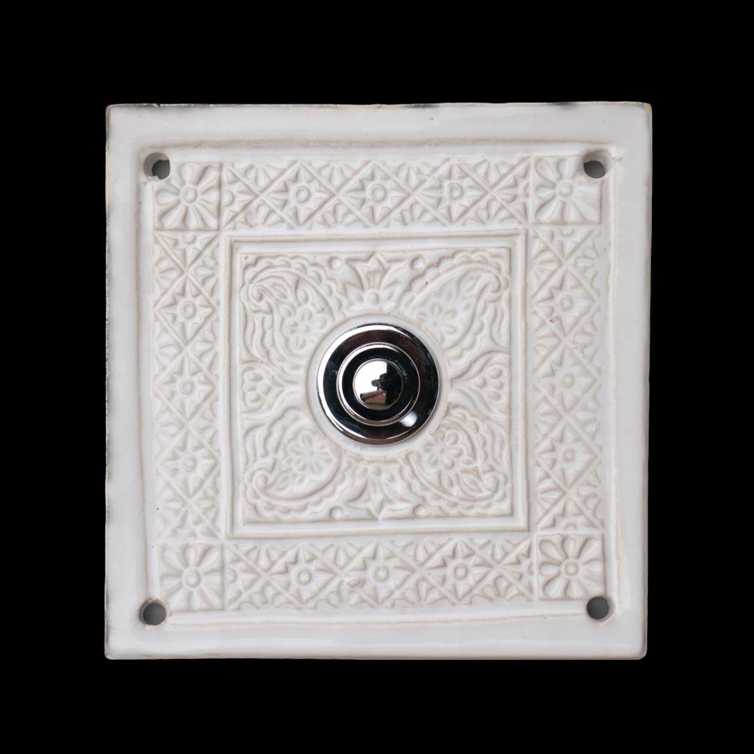 Quadratische weiße Keramik-Klingelplatte mit kunstvollem geprägtem Blumenmuster und poliertem Chromknopf