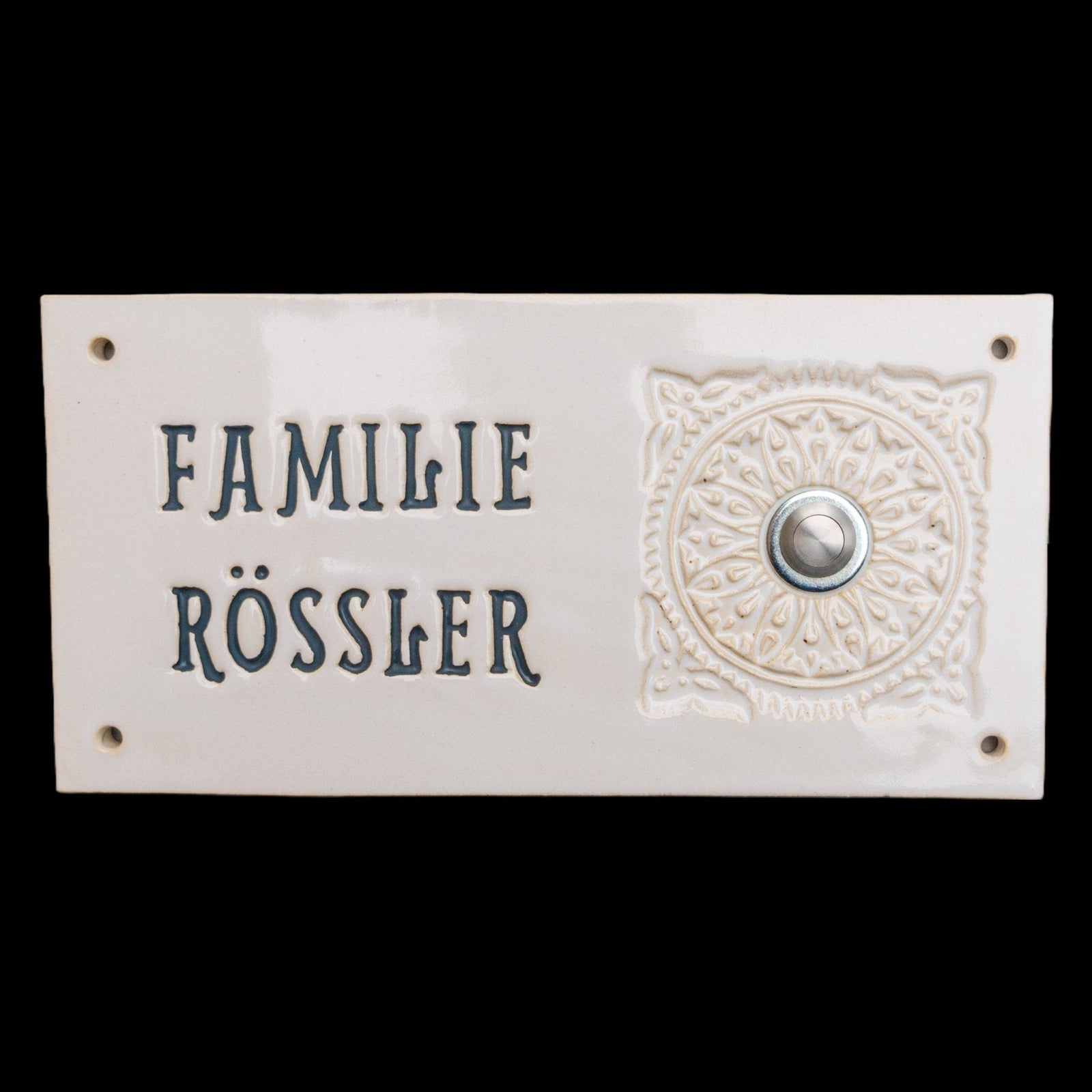 Rechteckige Keramik-Klingelplatte mit Gravur Familienname Rössler und dekorativem Relief-Ornamen