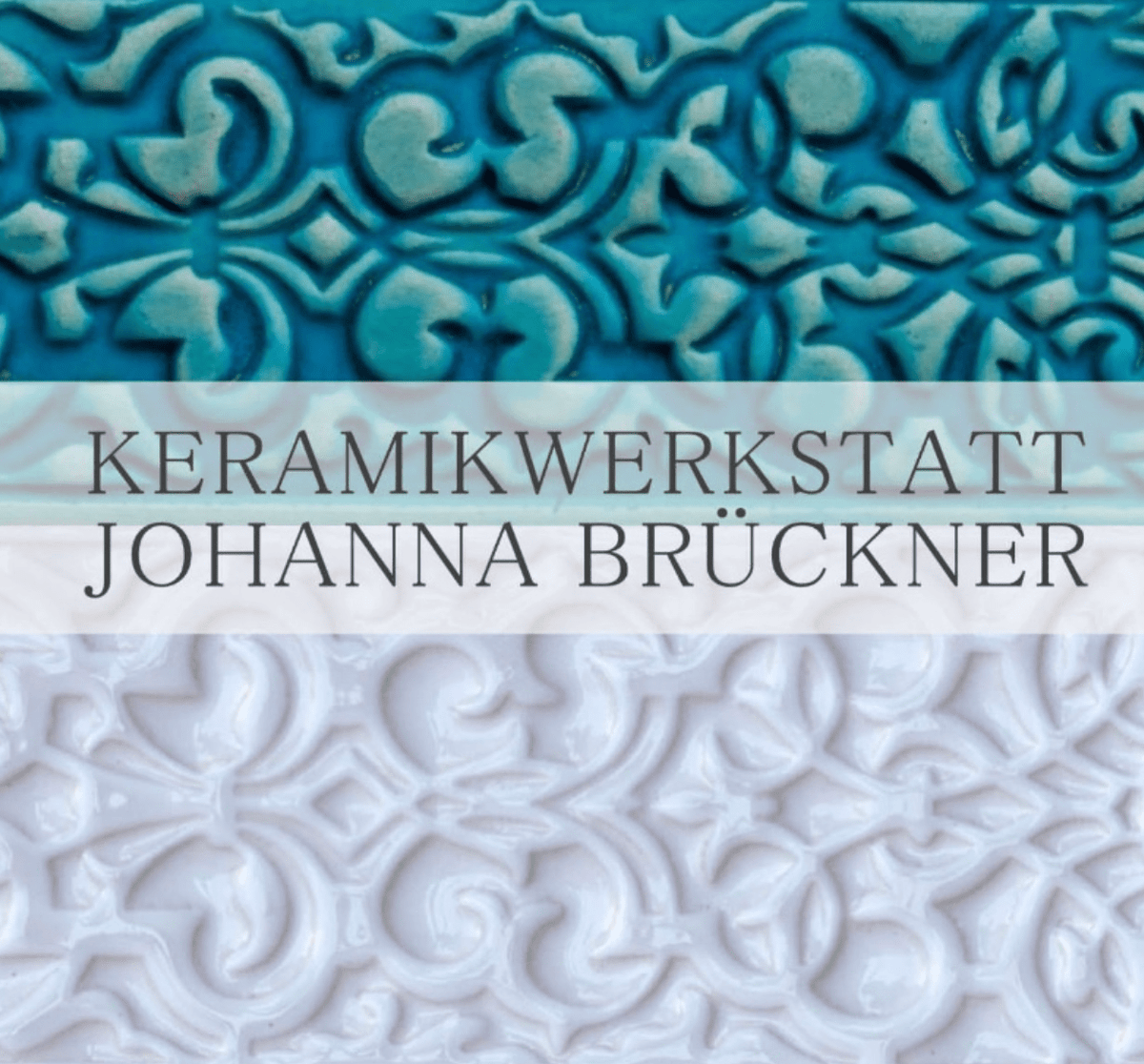 Logo der Keramikwerkstatt Johanna Brückner mit verzierten Keramikmustern in Türkis und Weiß.