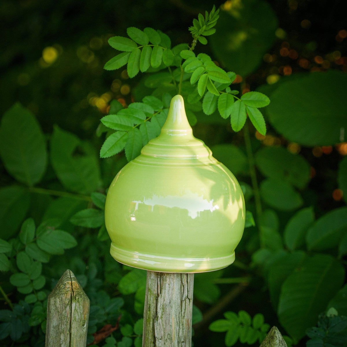 Handgefertigte Custom Gartenspitze aus Keramik – Grüner Beetstecker / Pfostenhocker (ca. 12 cm, Öffnung 5–6 cm) - Keramikwerkstatt Johanna Brückner