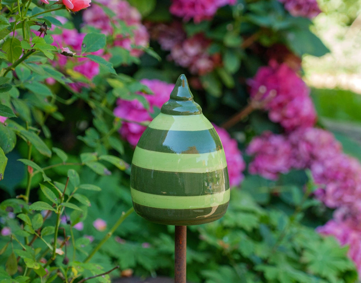 Handgefertigte Custom Gartenspitze aus Keramik – Kleine grün gestreifte Beetspitze (10–12 cm) - Keramikwerkstatt Johanna Brückner