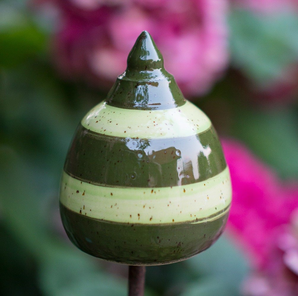 Handgefertigte Custom Gartenspitze aus Keramik – Kleine grün gestreifte Beetspitze (10–12 cm) - Keramikwerkstatt Johanna Brückner