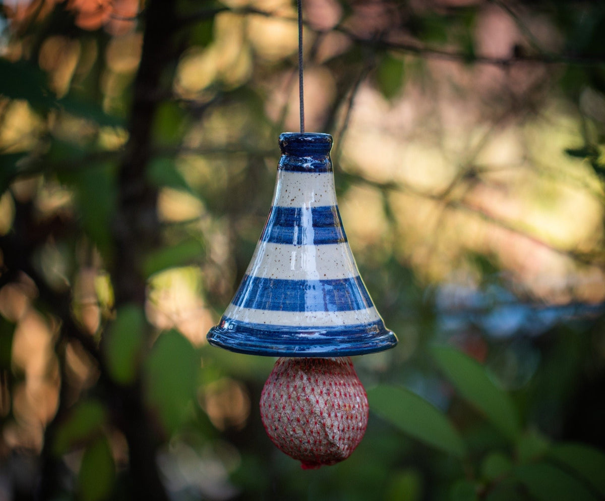 Handgefertigte, frostfeste Keramik - Meisenknödel - Überdachung – Blau gestreift - Keramikwerkstatt Johanna Brückner