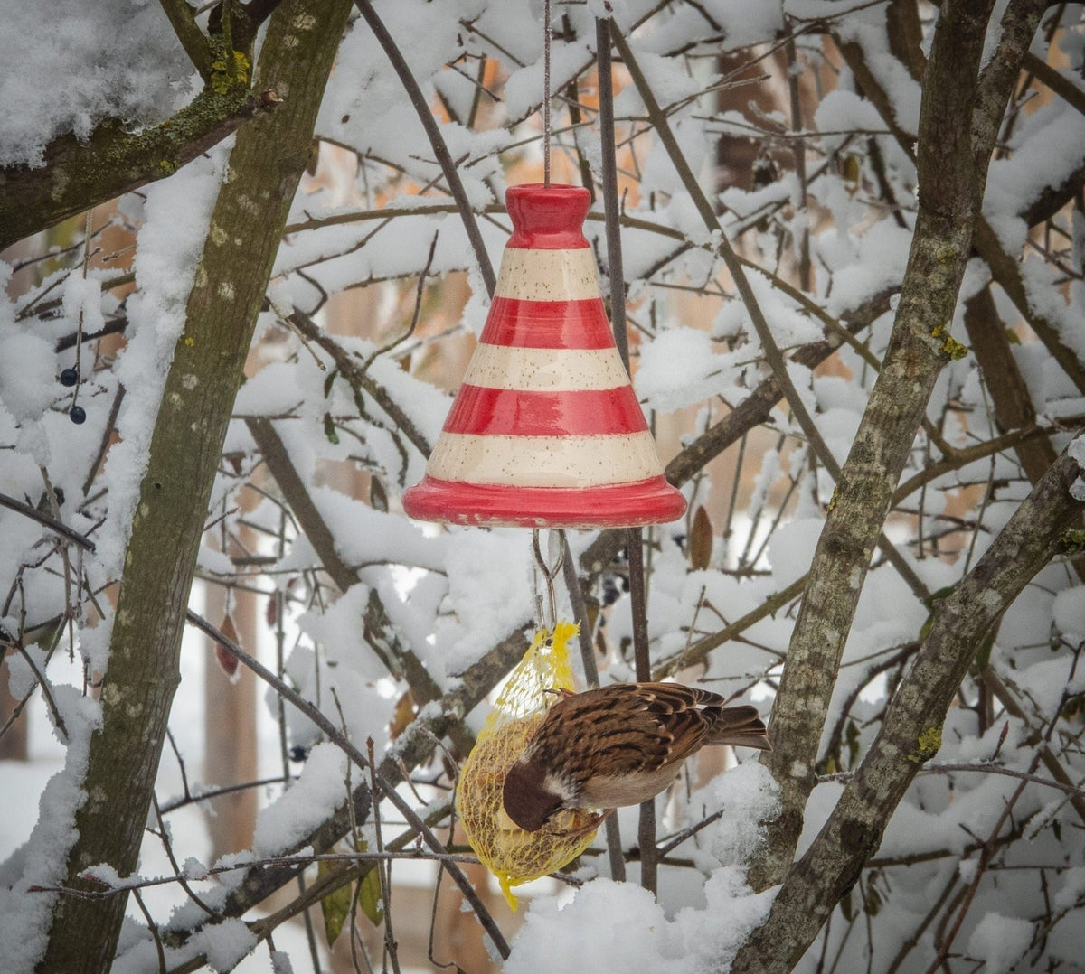 Handgefertigte, frostfeste Keramik - Meisenknödel - Überdachung – Blau gestreift - Keramikwerkstatt Johanna Brückner