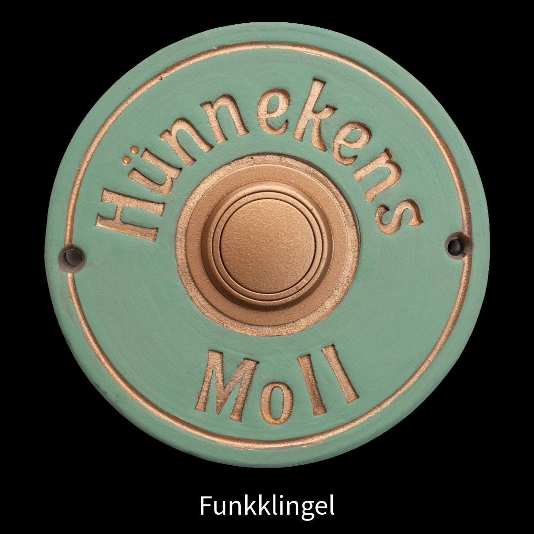 Handgefertigte Keramik-Funkklingel mit Namen – ca. 14 cm, Salbeigrün mit Gold