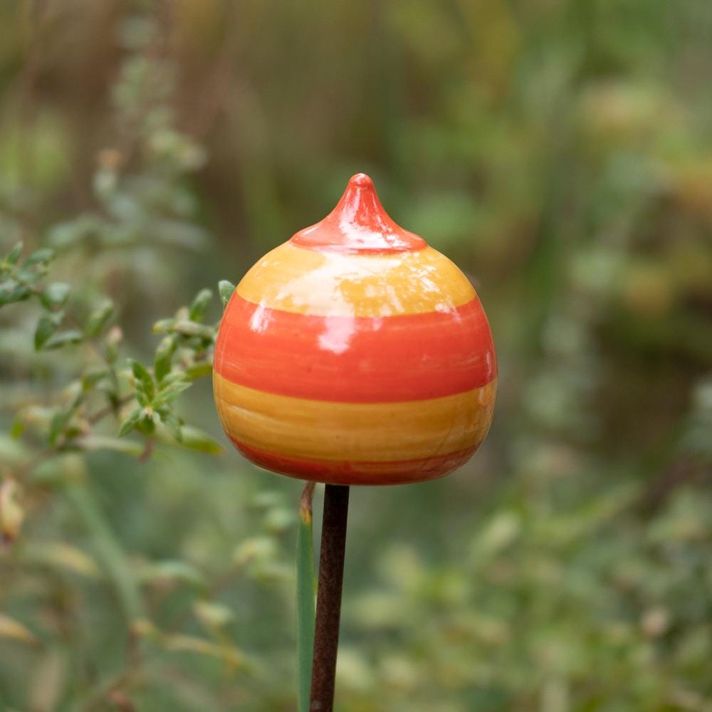 Handgefertigte Keramik - Gartenspitze – Beetstecker in Orange, dekorativer Gartenpfostenaufsatz ca. 12 cm hoch - Keramikwerkstatt Johanna Brückner