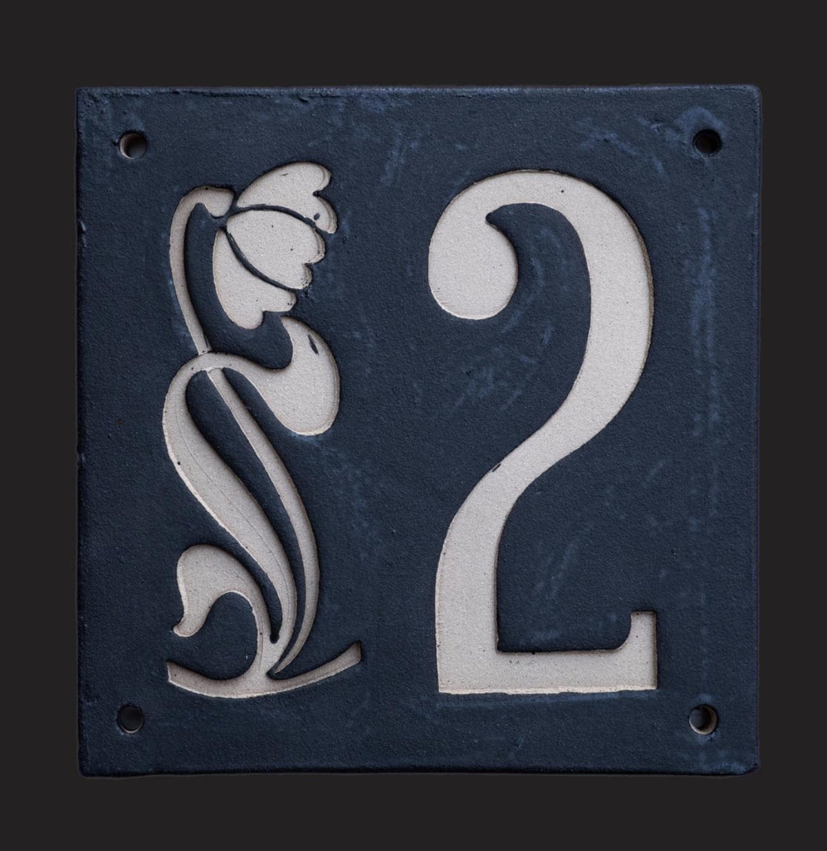 Handgefertigte Keramik-Hausnummer in Schwarz/Beige – Individuelle Hausnummerntafel für den Eingangsbereich , Maße *