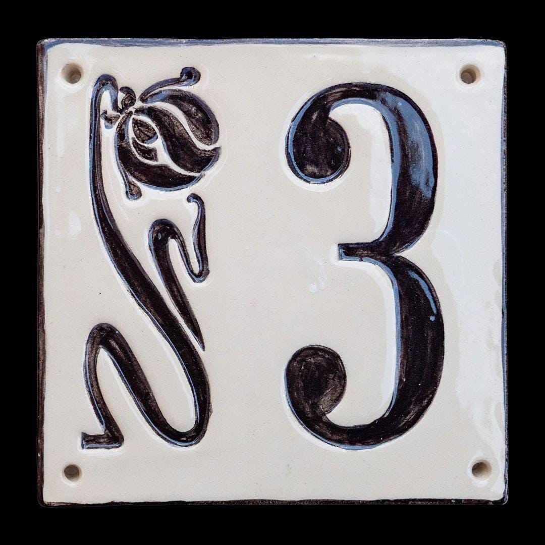 Handgefertigte Keramik-Hausnummer in Schwarz/Weiß – Individuelle Hausnummerntafel für den Eingangsbereich