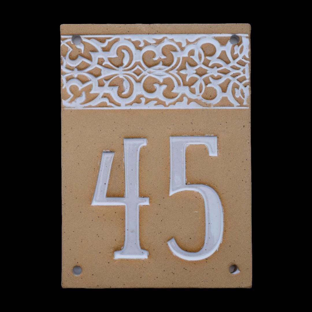 Handgefertigte Keramik-Hausnummerntafel mit dekorativem türkisfarbenem Muster und erhabenen Zahlen, langlebiges Außenschild, wetterfest und frostfest