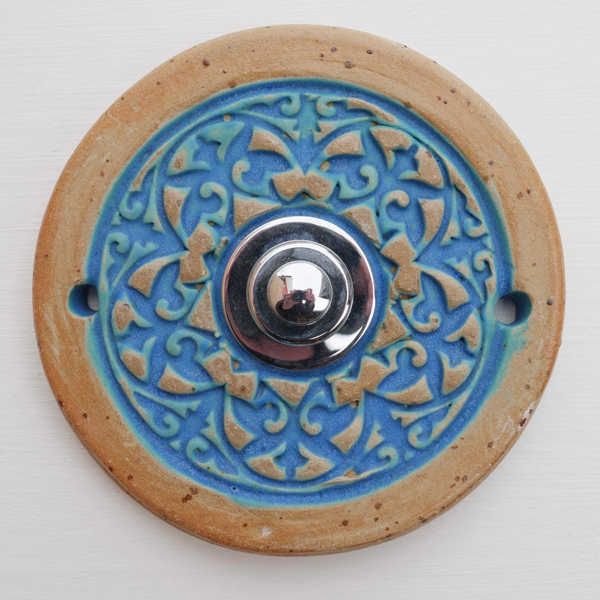 Runde Keramik-Türklingelabdeckung in Goldbraun und Blau mit ornamentalem Muster – handgefertigte dekorative Wandplatte für den Hauseingang