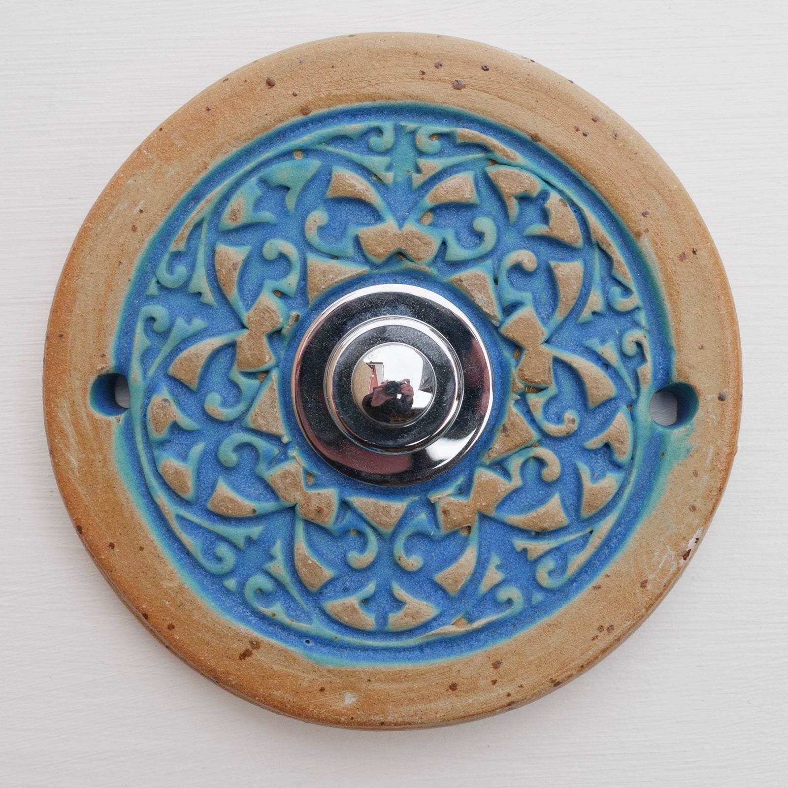 Runde Keramik-Türklingelabdeckung in Goldbraun und Blau mit ornamentalem Muster – handgefertigte dekorative Wandplatte für den Hauseingang