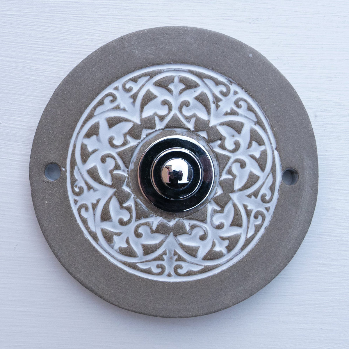 Runde graue Keramik-Türklingelabdeckung mit weißem Ornamentmuster – handgefertigte dekorative Wandplatte für den Hauseingang