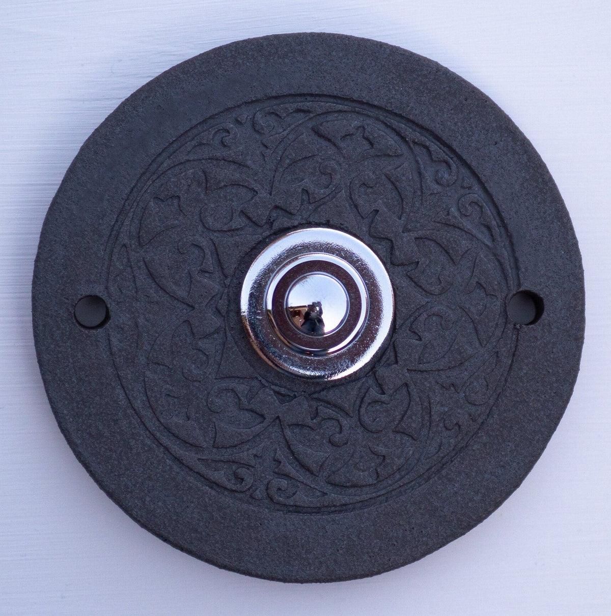Runde schwarze Keramik-Türklingelabdeckung in Rein-Schwarz mit ornamentalem Muster – handgefertigte dekorative Wandplatte für den Hauseingang
