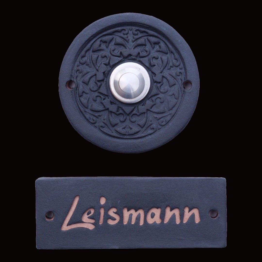 Handgefertigtes Türschild-Set aus Keramik: Runde Türklingel mit Ornamentmuster und silbernem Knopf, kombiniert mit passendem Namensschild in Anthrazit mit Gravur. Ein elegantes Highlight für den Eingangsbereich